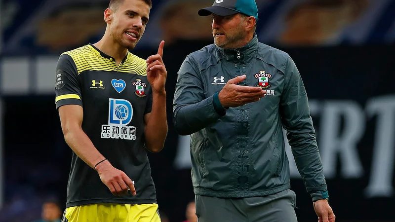 Fotografija: Na fotografiji sicer tega ni zaznati, a trener Southamptona Ralph Hasenhüttl in poljski branilec Jan Bednarek sta po zadnjih uspehih sodeč miselno na isti valovni dolžini. FOTO: Clive Brunskill/AFP