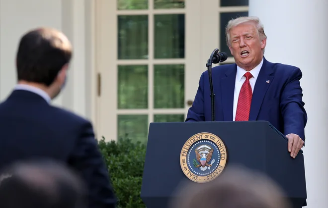 &raquo;Hongkong bo obravnavan kot Kitajska: nobenih posebnih privilegijev, nobene posebne gospodarske obravnave in izvoza občutljivih tehnologij,&laquo; je dejal Donald Trump. FOTO: Jonathan Ernst/Reuters