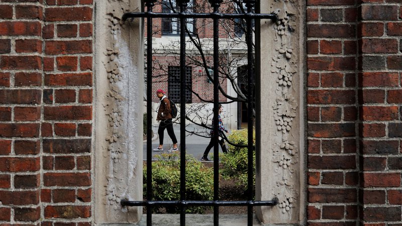 Fotografija: Napoved Trumpove vlade izgonu tujih študentov je bila objavljena, ko je Harvard naznanil, da bo zaradi pandemije covida-19 večji del jesenskega semestra potekal na daljavo. FOTO: Brian Snyder/Reuters