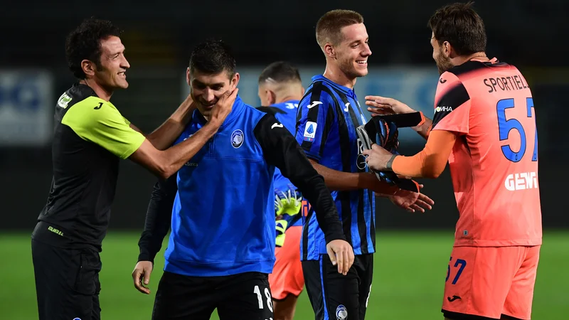 Fotografija: Atalanta melje tekmece tudi z rezervisti, med katerimi izstopata Ukrajinec Ruslan Malinovskij (drughi z leve) in Hrvat Mario Pašalić. Po zmagi s 6:2 se Atalanta bliža tudi mejniku 100 golov v sezoni, pet tekem pred koncem serie A je pri 93. FOTO: Miguel Medina/AFP