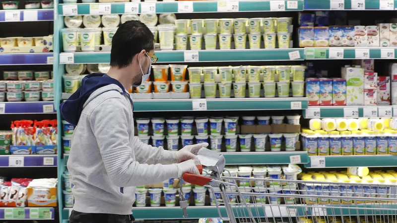 Fotografija: Na nujnost zagotovitve prostih nedelj so danes opozorili tudi predstavniki posameznih podjetniških sindikatov. FOTO: Leon Vidic/Delo