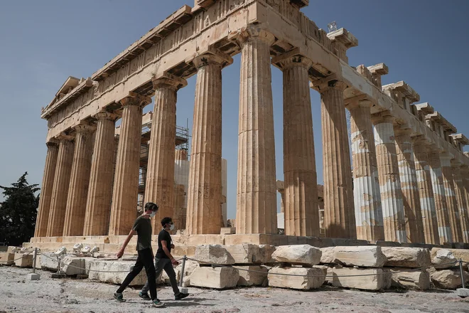 Zaradi pandemije novega koronavirusa so največje grške zgodovinske znamenitosti neobičajno prazne. FOTO: Alkis Konstantinidis/Reuters