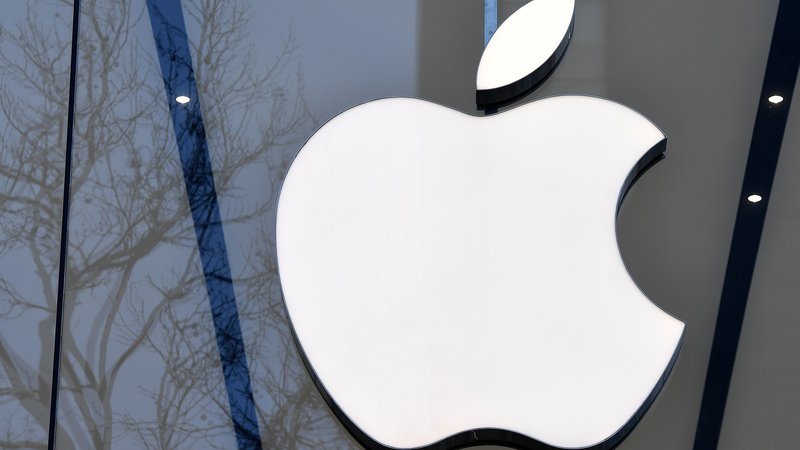 Fotografija: Znameniti logo podjetja Apple na pročelju njegove trgovine v Bruslju. Foto: Emmanuel Dunand/Afp