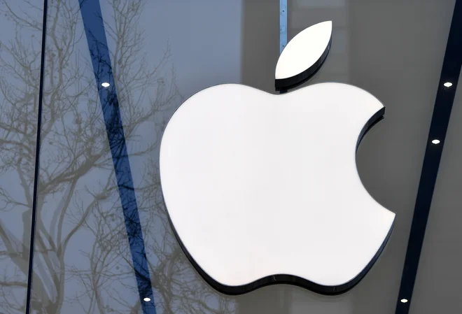 Znameniti logo podjetja Apple na pročelju njegove trgovine v Bruslju. Foto: Emmanuel Dunand/Afp