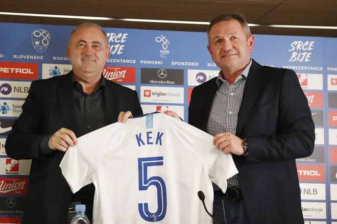 Matjaž Kek (desno) je predsedniku NZS Radenku Mijatoviću 27. novembra 2018 obljubil dolgoročno sodelovanje za razvoj slovenskega nogometa. FOTO: Leon Vidic