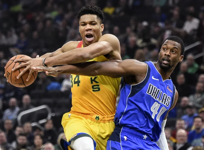 Harrison Barnes (na fotografiji prvi z desne) je pozitiven na novi koronavirus. FOTO: Benny Sieu/Usa Today Sports