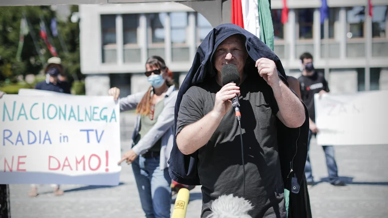 Fotografija: Sašo Hribar, radijski voditelj in soustanovitelj Zavoda plačnikov RTV-naročnine, je na shodu v satiričnem nastopu ovrgel očitke, da je RTV ostanek komunizma z močno nostalgijo po Jugoslaviji. FOTO: Uroš Hočevar/Delo