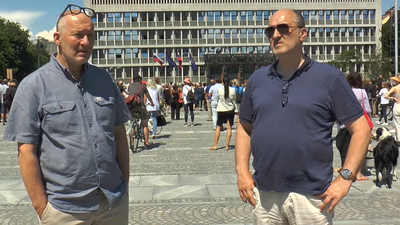 Fotografija: Ali Žerdin in Janez Markeš na Trgu republike. FOTO: Youtube/Zajem Zaslona