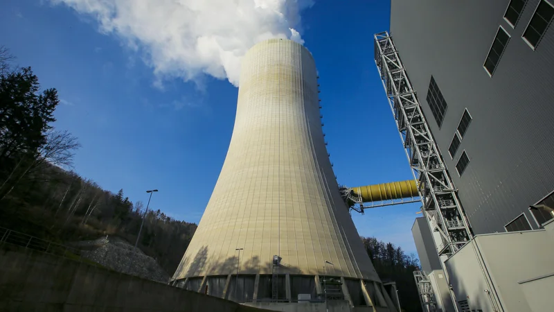 Fotografija: HSE, ki proizvaja elektriko v teš ter Dravskih in Soških elektrarnah, je največji proizvajalec in trgovec z električno energijo na veleprodajnem trgu pri nas, pa tudi polje, na katerem se napaja politika. Foto Jože Suhadolnik/Delo