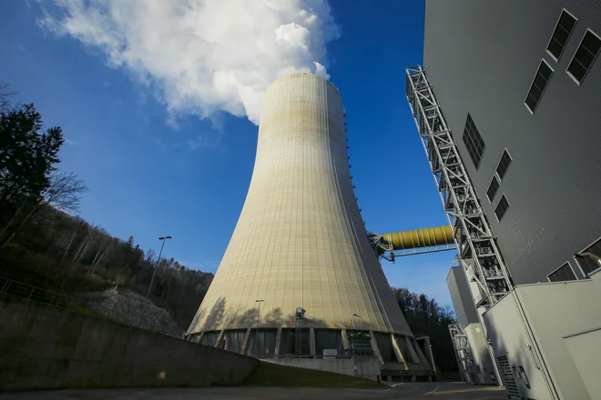 HSE, ki proizvaja elektriko v teš ter Dravskih in Soških elektrarnah, je največji proizvajalec in trgovec z električno energijo na veleprodajnem trgu pri nas, pa tudi polje, na katerem se napaja politika. Foto Jože Suhadolnik/Delo