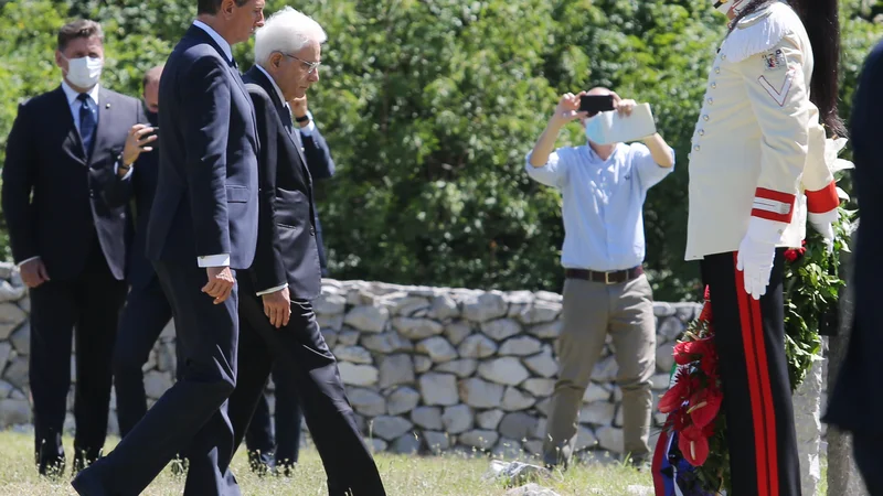 Fotografija: Ali je mogoče govoriti o razdeljeni preteklosti in temačnih desetletjih slovensko-italijanskih odnosov, kot da so k njihovi težavnosti svoje prispevali tudi Slovenci? Predsednika Sergio Mattarella in Borut Pahor 13. julija pri bazoviški fojbi. Foto Jože Suhadolnik/Delo
