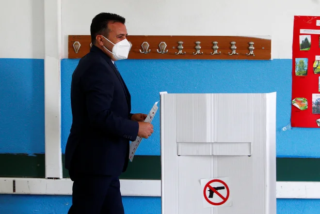 Bivši premier Zoran Zaev na volišču. FOTO: Ognen Teofilovski/Reuters