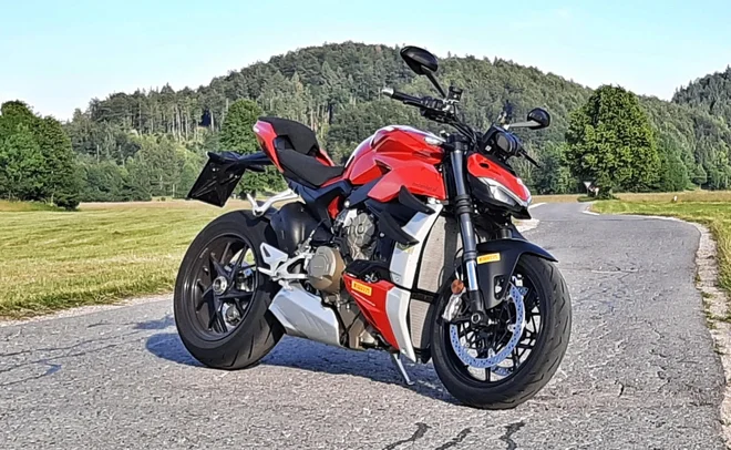 Vprašanje, ki sem ga na cesti slišal najpogosteje: ali je ducati streetfighter V4 bolj uporaben kot panigale? Je, vsekakor. FOTO: Andrej Brglez