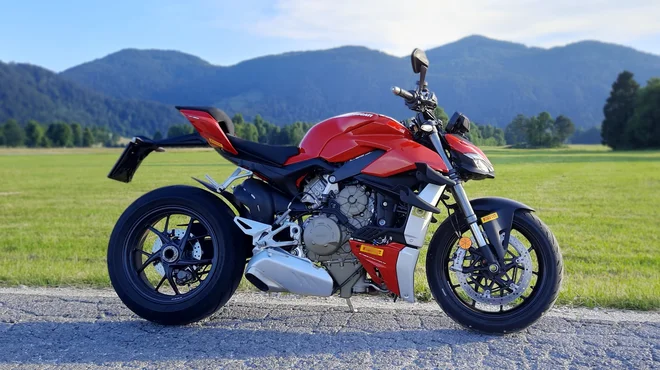 Ducati streetfighter je slečen derivat epske dirkaške lepotice panigale V4. FOTO: Andrej Brglez