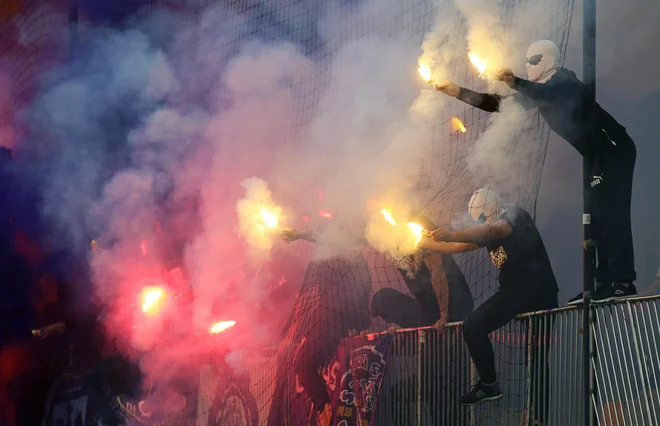 Kljub prepovedi navijačem na tribune vedno uspe pretihotapiti eksplozivne in goreče rekvizite, brez katerih si derbijev ne morejo predstavljati. Foto Tadej Regent
