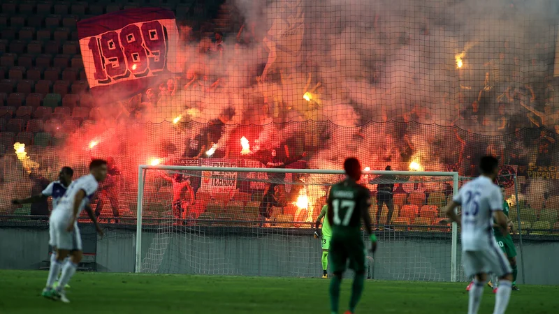 Fotografija: Pirotehnika na tribunah je prepovedana. Uporaba lahko povzroči poškodbe, poleg tega se ob gorenju sproščajo strupeni plini. Foto Jože Suhadolnik