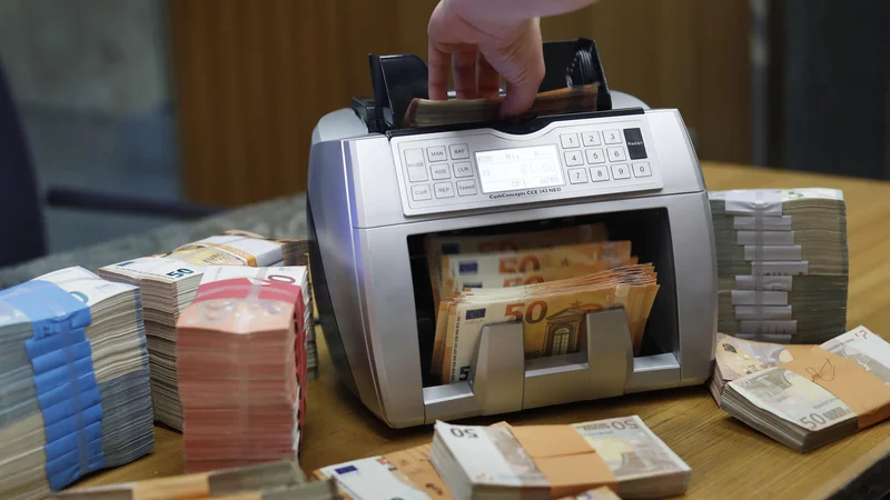 Fotografija: Negativne posledice pandemije na gospodarstvo se odslikavajo tudi v bančnih bilancah in znižujejo vrednost finančnega premoženja. FOTO: Leon Vidic/Delo