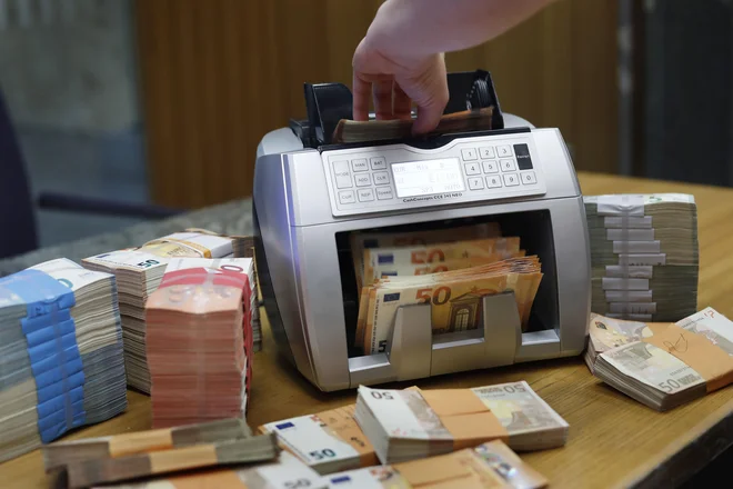 Negativne posledice pandemije na gospodarstvo se odslikavajo tudi v bančnih bilancah in znižujejo vrednost finančnega premoženja. FOTO: Leon Vidic/Delo