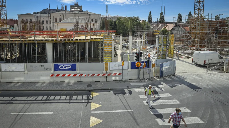 Fotografija: Nepremičninski strokovnjaki napovedujejo, da lahko že to jesen pričakujemo upad cen nepremičnin. FOTO: Jože Suhadolnik/Delo