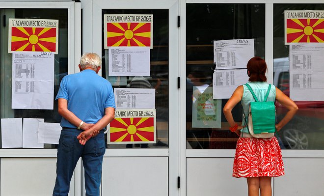 Po podatkih državne volilne komisije je od 1,8 milijona volilnih upravičencev do 20.45 glasovalo 50,68 odstotka volivcev. Volišča so bila odprta do 21. ure. FOTO: Ognen Teofilovski/Reuters