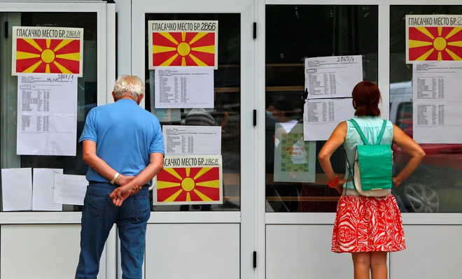 Po podatkih državne volilne komisije je od 1,8 milijona volilnih upravičencev do 20.45 glasovalo 50,68 odstotka volivcev. Volišča so bila odprta do 21. ure. FOTO: Ognen Teofilovski/Reuters