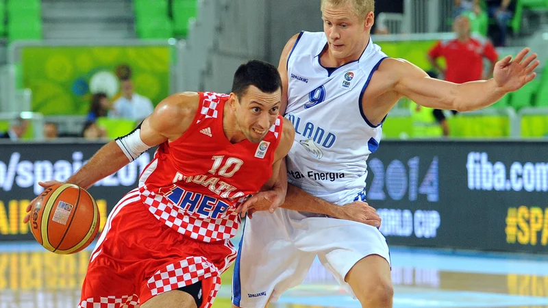 Fotografija: Roko Leni Ukić je Stožice dodobra spoznal med eurobasketom 2013. Na fotografiji v dvoboju s finskim reprezentantom Sasujem Salinom, prav tako nekoč zmajem. Foto: Andrej Isaković/AFP