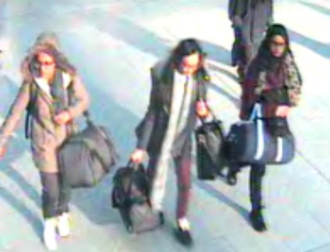 Fotografija najstnic Amire Abase, Kadize Sultana in Shamime med odhodom z letališča v Londonu. FOTO: AFP
