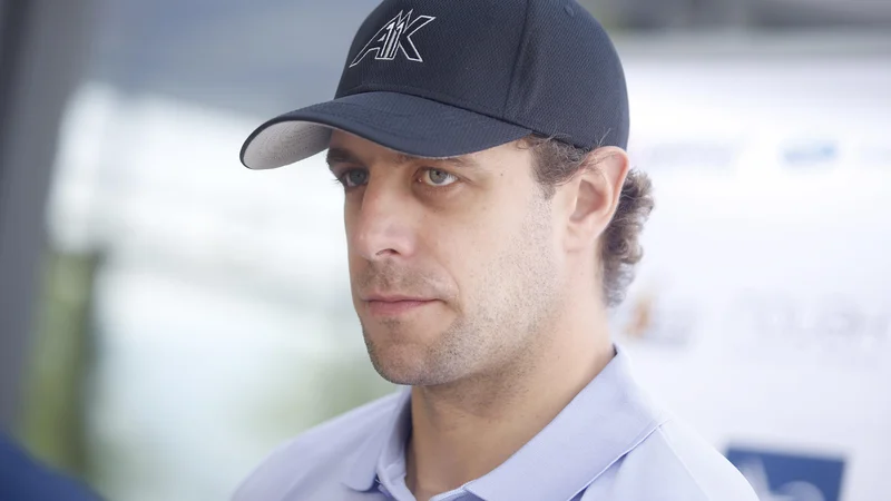 Fotografija: Anže Kopitar bo po enotedenskem oddihu na morju naslednji teden na Bledu nadaljeval priprave za sezono v NHL, ki naj bi se začela decembra. FOTO: Roman Šipić/Delo