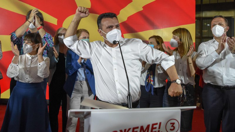 Fotografija: Po tesni zmagi koalicije na čelu s socialdemokratsko SDSM Zorana Zaeva bo nekdanji premier težko nadaljeval reformsko agendo. Foto: Robert Atanasovski/Afp