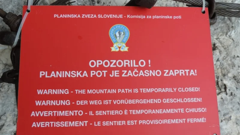 Fotografija: Komisija za planinske poti v sodelovanju z več planinskimi društvi med 16. in 25. julijem obnavlja več poti. Zaradi zahtevnih del in nevarnosti tako za markaciste kot za planince, je začasno zaprtih več priljubljenih planinskih poti. FOTO: Matej Ogorevc