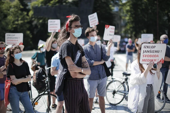 Pred začetkom je včeraj nekaj sto novinarjev in medijskih delavcev pred stavbo DZ z nagovori, transparenti in vzkliki pozvalo k neodvisnosti in svobodi slovenskih medijev. FOTO: Uroš Hočevar/Delo