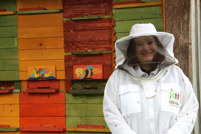 »Če je dobro leto, je med, če ni, ga ni ali ga je malo. V tem primeru je treba čebelam pomagati,« pravi Barbara Prelesnik Kojek. Foto Simona Fajfar