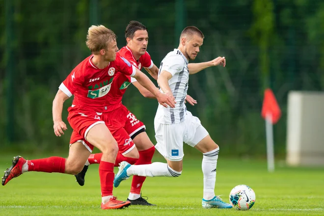 Soboški Mariborčan Tomi Horvat (desno) je v ligaški tekmi povzročal veliko težav Kidričanom. FOTO: Sobotainfo