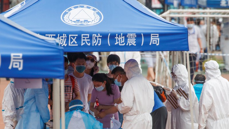 Fotografija: People line up to get tested at the Guangan Sport Center after an unexpected spike of cases of the coronavirus disease (COVID-19) in Beijing, China June 15, 2020.  REUTERS/Thomas Peter Foto Thomas Peter Reuters