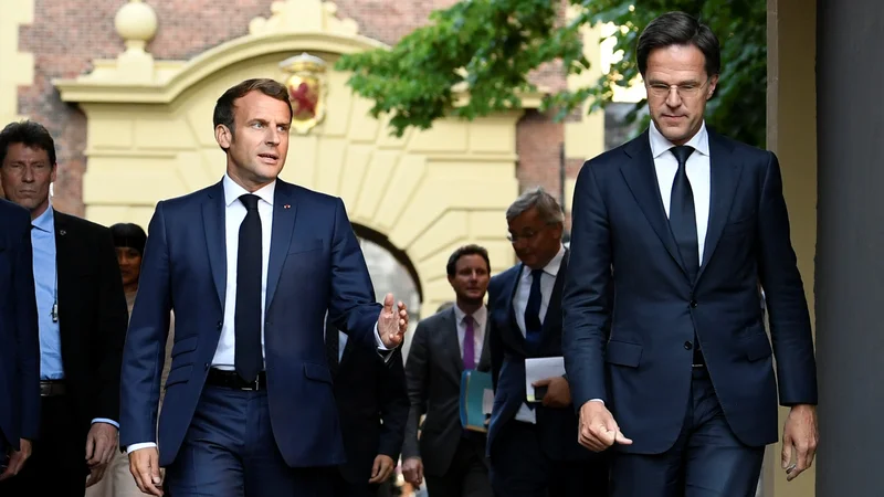 Fotografija: Francoski predsednik Emmanuel Macron in nizozemski premier Mark Rutte sta se ta teden srečala v Haagu. Foto: Piroschka Van De Wouw/Afp