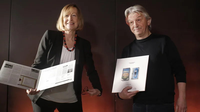 Ponosni Iztok Mlakar prejema od Mojce Menart vinilne <em>Štorije in baldorije</em> z zaporedno številko 001. FOTO: Jure Eržen/Delo