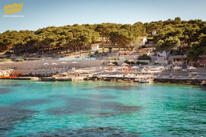 Zasebni otok Obonjan, ki zagotavlja popolno izolacijo od turistov in lokalnega prebivalstva, je agencija rezervirala za celo poletje. FOTO: Jaka Rogelj