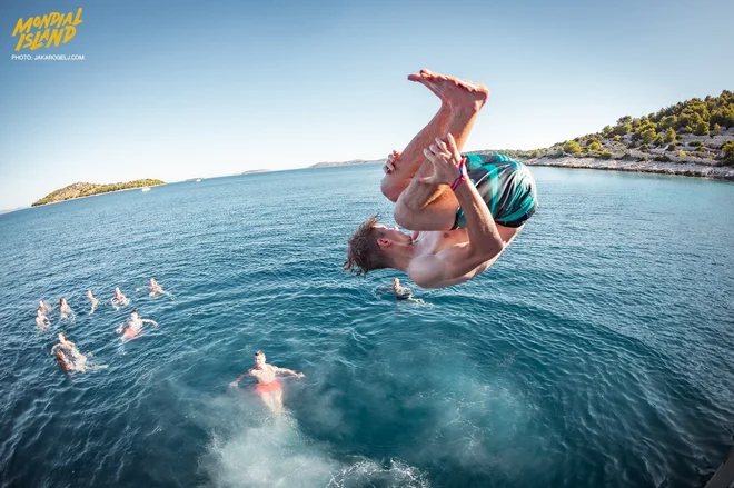 Dijakom so na voljo šest prizorišč na prostem, štiri urejene plaže z dolžino obale več kot 3,8 kilometra ter namestitve v hiškah in šotorih, postavljenih na ustrezni varnostni razdalji, pravijo v agenciji. FOTO: Jaka Rogelj