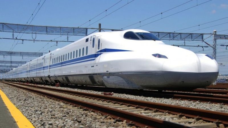 Fotografija: Najnovejši dosežek japonskega strojništva je na testnih vožnjah dosegel hitrost 360 kilometrov na uro in se s tem uvrstil na seznam najhitrejših vlakov na svetu. FOTO: Japan Railways
