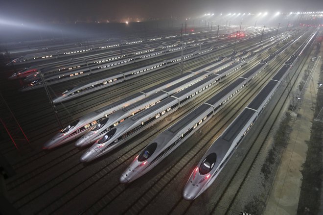 Na Kitajskem imajo najdaljše visokohitrostno železniško omrežje na svetu. FOTO: Darley Shen/Reuters