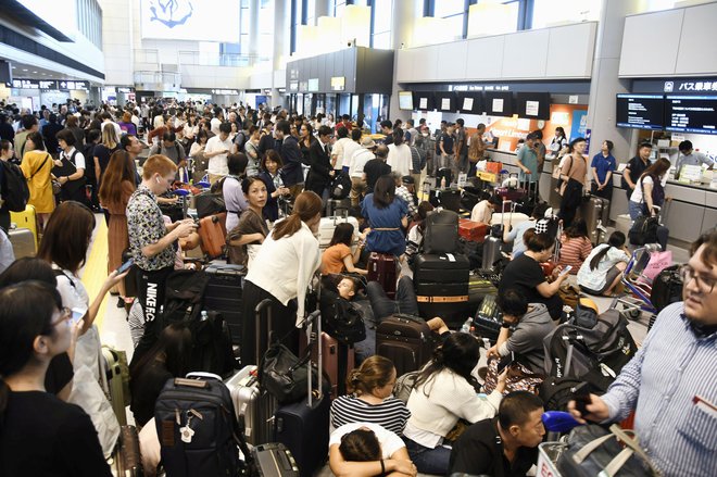 Po drugi svetovni vojni so se Japonci namesto letalskega potniškega prometa, ki je postajal čedalje bolj priljubljen v Evropi in ZDA, odločili za visokohitrostno železniško omrežje. FOTO: Kyodo Kyodo/Reuters