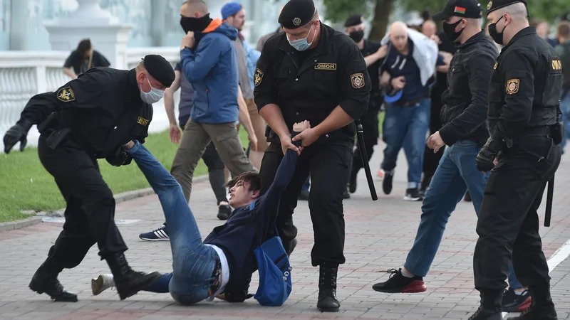 Fotografija: V zadnjih dnevih se je v Belorusiji na nenapovedanih demonstracijah zbralo toliko ljudi kot že dolgo ne. FOTO: Sergei Gapon/AFP