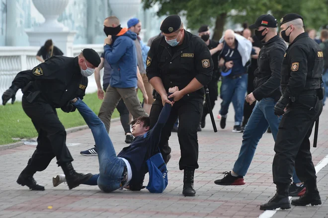 V zadnjih dnevih se je v Belorusiji na nenapovedanih demonstracijah zbralo toliko ljudi kot že dolgo ne. FOTO: Sergei Gapon/AFP