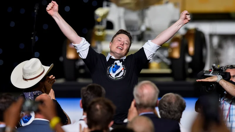Fotografija: Kapitan in lastnik podjetja Spacex proslavlja uspešno izstrelitev dragona proti mednarodni vesoljski postaji. FOTO: Steve Nesius/Reuters