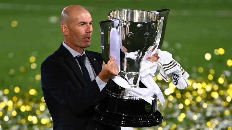 Fotografija: Zinedine Zidane je uresničil svoje napovedi in hkrati potrdil, da je tudi na trenerskem stolčku med najboljšimi na svetu, kot je nekoč bil na igrišču. FOTO: Gabriel Bouys/AFP