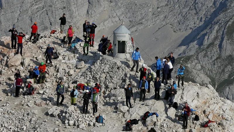 Fotografija: Te dni je treba morebitne načrte za vzpon na Triglav prilagoditi vzdrževalnim delom na poteh. FOTO: Matej Družnik/Delo
