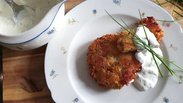 Fotografija: Za jogurtov preliv vse sestavine dobro premešamo in postrežemo zraven polpetov ali pa ga kar prelijemo čez njih. FOTO: Tanja Drinovec