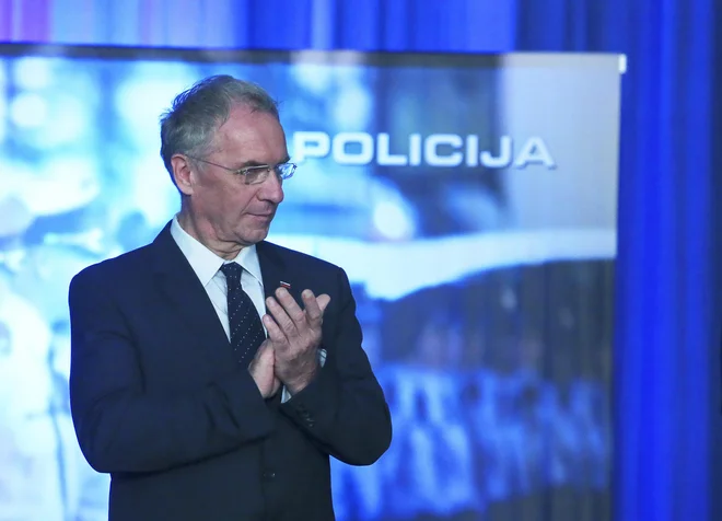 Beseda je na dopoldanski vladni tiskovki prišla tudi do Hojsovega neplačevanja prispevka nacionalni TV Slovenija. Zaradi tvita, v katerem je včeraj pozval k prenehanju plačevanja. FOTO:&nbsp;Jože Suhadolnik/Delo