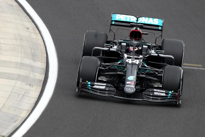 Lewis Hamilton upravičuje vlogo favorita. FOTO: Mark Thompson/Reuters