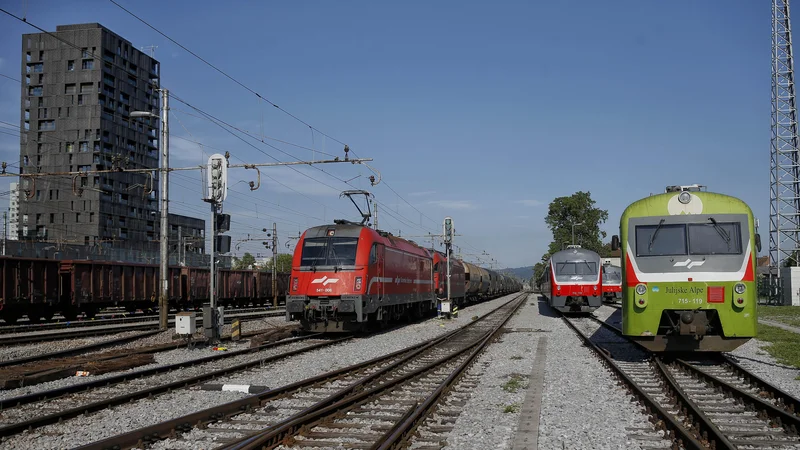 Fotografija: V okviru projekta Vozlišče Ljubljana bo pripravljena projektna dokumentacija za nadgradnjo glavne postaje Ljubljana in ljubljanskih postaj Šiška, Moste, Zalog ter železniških prog med njimi. FOTO: Blaž Samec/Delo